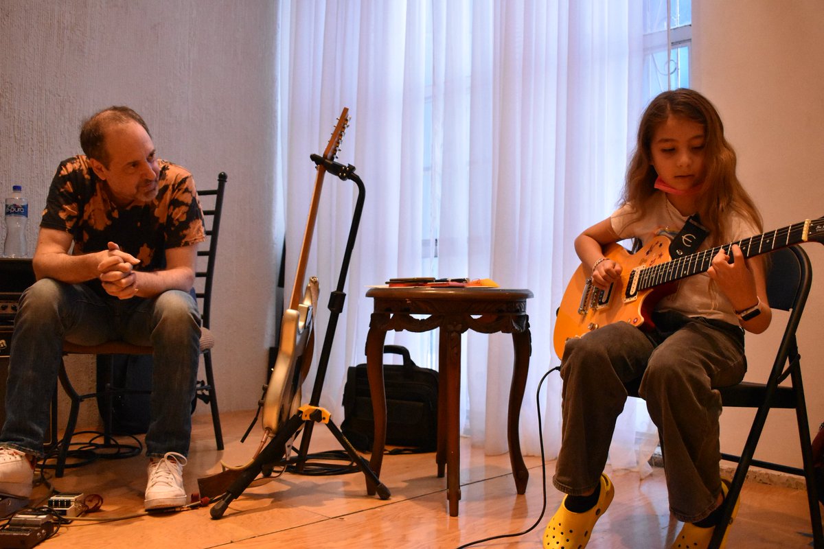 multiculturalmx's tweet photo. ¡Te agradecemos, @amarcovich 🎸! Por compartir tu conocimiento con las y los guitarristas promesas de la música en Sonora. 

Fue un honor compartir la tarde contigo, en esta master class organizada por Guitarras David Alcántara y MultiCultural Sonora. https://t.co/INcuplVu3m