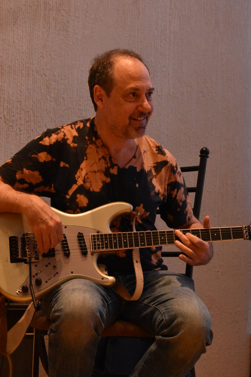 multiculturalmx's tweet photo. ¡Te agradecemos, @amarcovich 🎸! Por compartir tu conocimiento con las y los guitarristas promesas de la música en Sonora. 

Fue un honor compartir la tarde contigo, en esta master class organizada por Guitarras David Alcántara y MultiCultural Sonora. https://t.co/INcuplVu3m