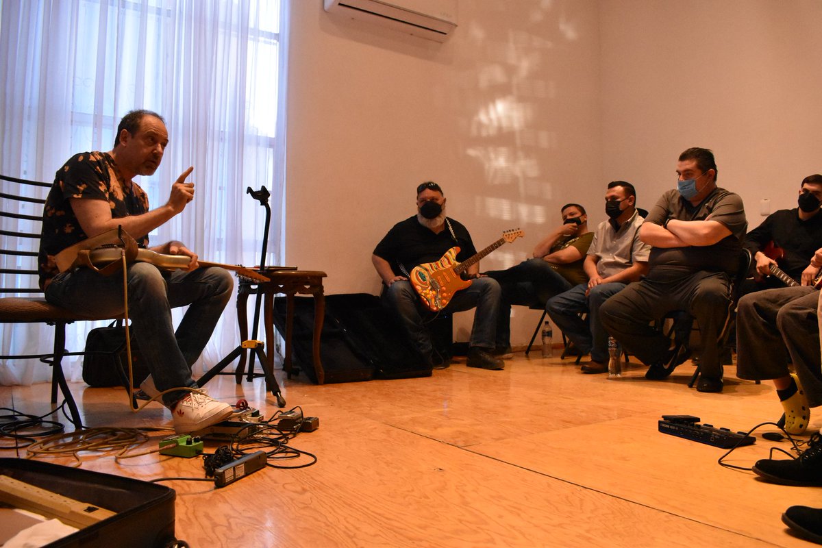 multiculturalmx's tweet photo. ¡Te agradecemos, @amarcovich 🎸! Por compartir tu conocimiento con las y los guitarristas promesas de la música en Sonora. 

Fue un honor compartir la tarde contigo, en esta master class organizada por Guitarras David Alcántara y MultiCultural Sonora. https://t.co/INcuplVu3m