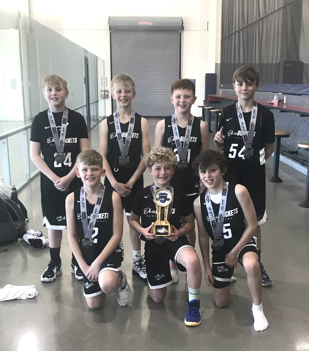 🏆 MORE HARDWARE HOME!

👏🏼 CONGRATULATIONS to the 2030 (Otterbacher) Buckets as they finish (4-0) and CHAMPIONS of the Platinum Bracket at #FieldhouseFrenzy (@BleacherRepubl1)!

They got a hard-fought (29-27) win over Mid Ohio Pumas in the title game to secure the trophy!