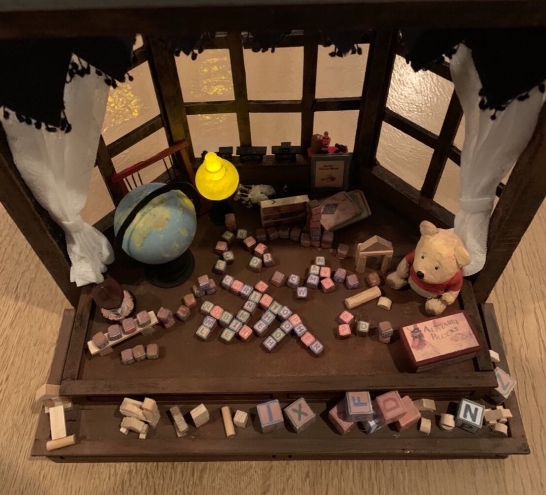 iggy8716's tweet photo. #くまのプーさん
#ハニーハント
#PoohsHunnyHunt
#自宅でディズニーを再現
#homemadedisney

ハニーハントの出口にある、クリストファーロビンの部屋をミニチュアで再現しました。 https://t.co/ODyccCHRZB