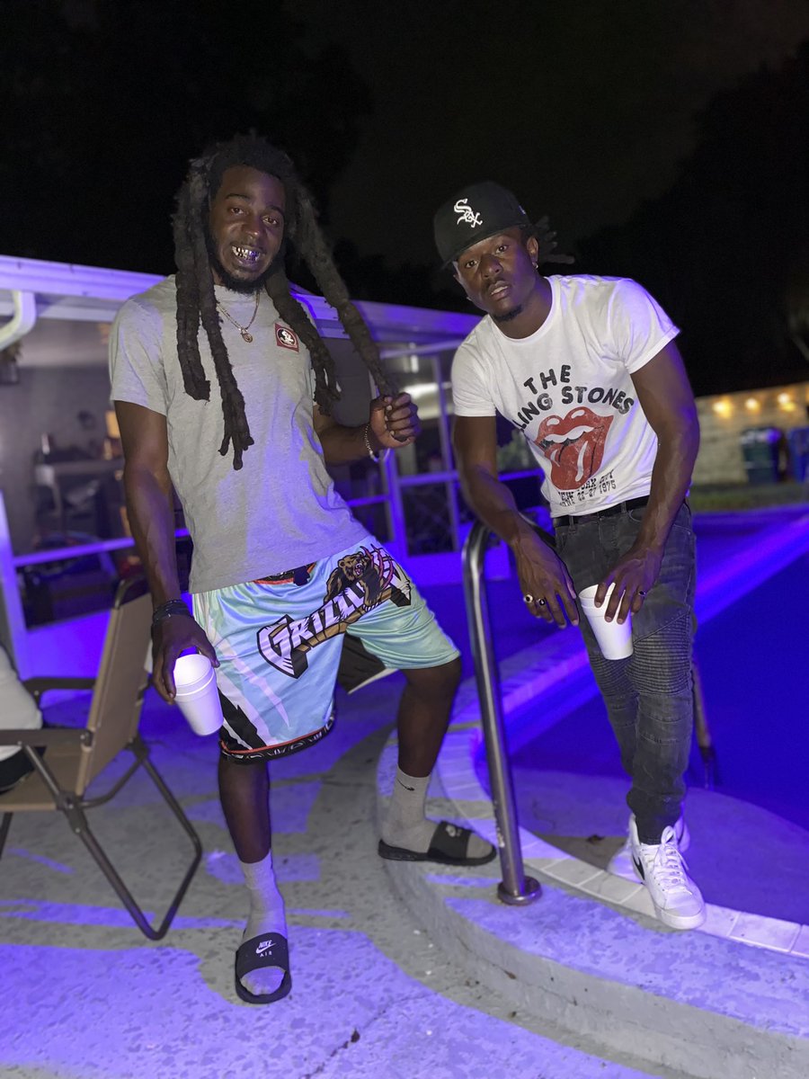 ChapoThePlug's tweet photo. Staying Outside If We Can’t Take The Fye Inside 😈 @MurkemHTK600 https://t.co/hNPlJJB7bA