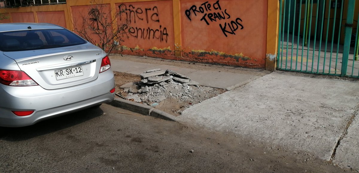 CristianROMUZ's tweet photo. @MuniArica hola por favor podrían retirar estos escombros y materiales de construcción que están acabandonados fuera del jardín de la escuela D10, con mucho riesgo para los niños.
Gracias https://t.co/HZTIJqB0Wr