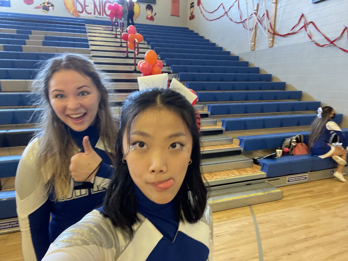 olsenjuliaa's tweet photo. last rally😢💗 #mhhsclass2022 #firenation https://t.co/Umr1jKSzsu