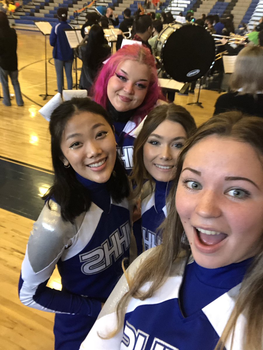 olsenjuliaa's tweet photo. last rally😢💗 #mhhsclass2022 #firenation https://t.co/Umr1jKSzsu