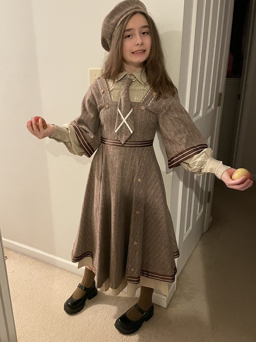 EmilyKateClark's tweet photo. Ready to take the stage #Annie https://t.co/xRlFCfGd39
