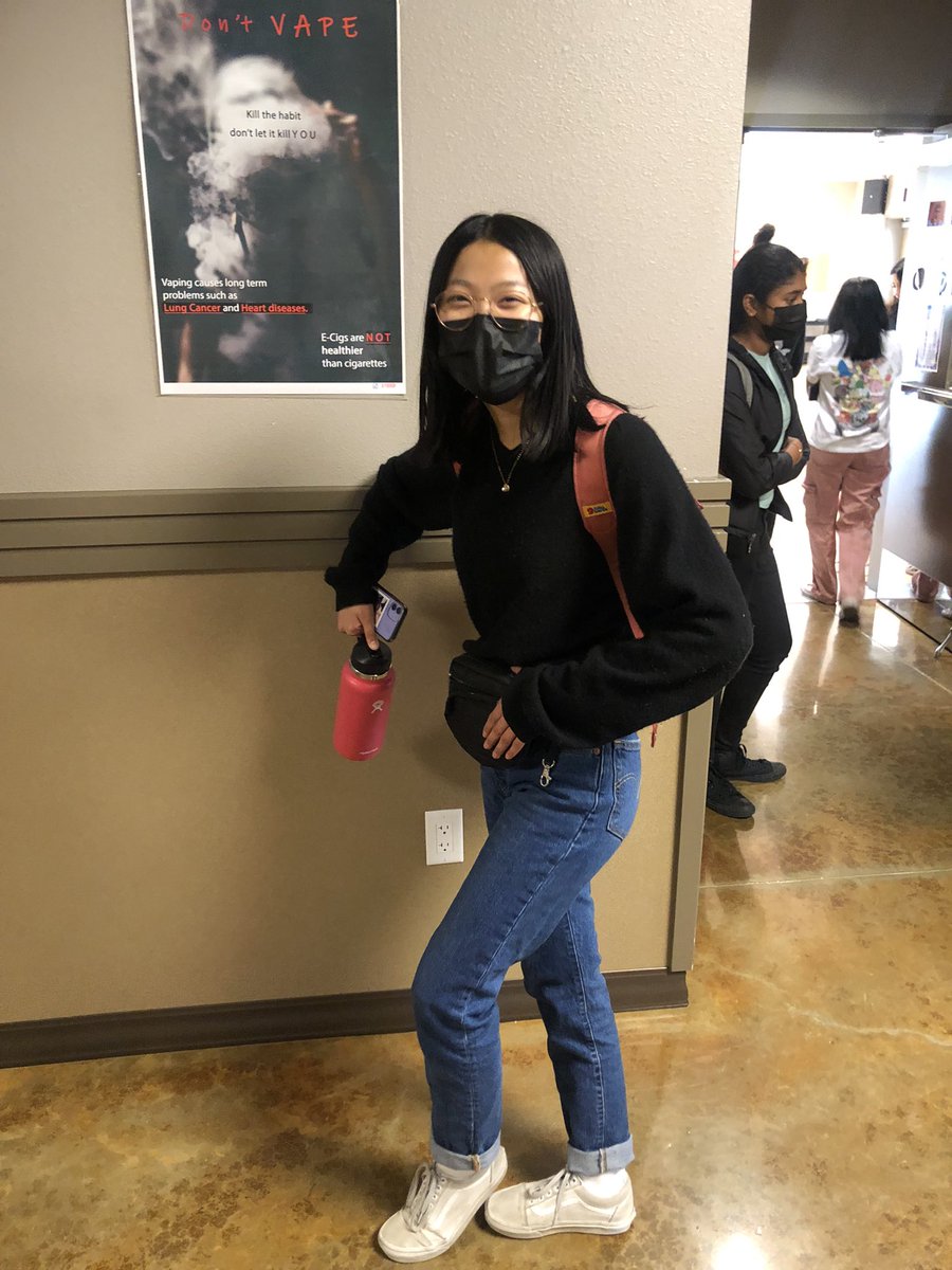 olsenjuliaa's tweet photo. is that the rock? #memeday #mhhsclass2022 https://t.co/uFBSr6ohO3