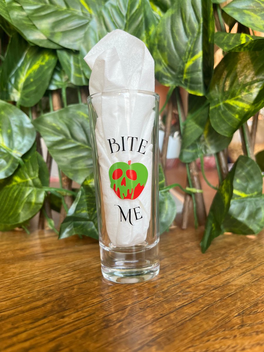 BeeCreativeMiss's tweet photo. Excited to share the latest addition to my #etsy shop: Poison Apple Shot Glass https://t.co/2wSBV9CjyX #shotglass #disney #evilqueen #poisonapple https://t.co/dWLDKKVe8L
