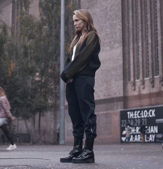 aubreys_plaza's tweet photo. 🧍♀️🤏 #KEWatchParty https://t.co/49DxcLX9Z3