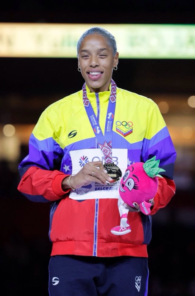 #Internacional

Imponen Oro a #YulimarRojas, la reina venezolana, quien alcanzó nuevo récord en el Mundial de Atletismo. 

Su impecable estilo la posiciona como la mejor atleta del mundo en su especialidad.

#ViveAVenezuela