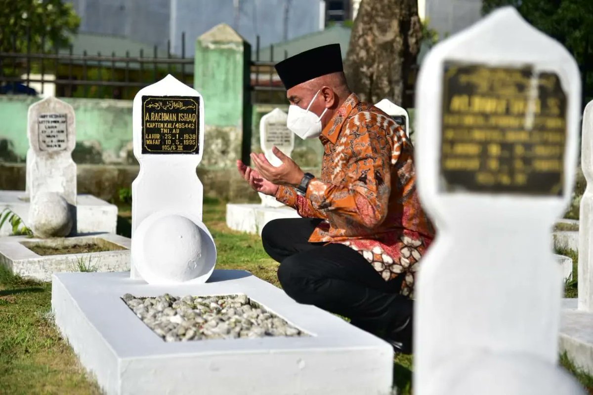 RahmayadiEdy's tweet photo. Kapten Kal. (Purn.) A. Rachman Ishaq. Besar sekali kerinduan saya pada sosok beliau, ayah yg telah mencurahkan pengorbanan &amp; kasih sayangnya kepada anak-anaknya hingga saya bisa sampai di titik ini.
Doa dan Al-Fatihah saya kirimkan di saat Menjelang bulan suci Ramadhan ini. Amin. https://t.co/afKVewg2JV