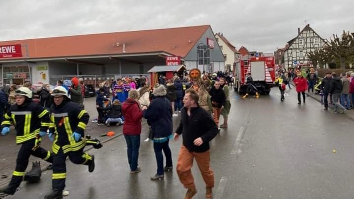 IndopalN's tweet photo. https://t.co/VaQljdvE3N
Video: A car crashes into a Carnival crowd in Belgium

At least six people were killed and more than 30 injured when a car crashed into a carnival crowd in Belgium on Sunday.

https://t.co/g06lz0DkCN

#Video #Belgium #belgian https://t.co/9NwkePIhAB