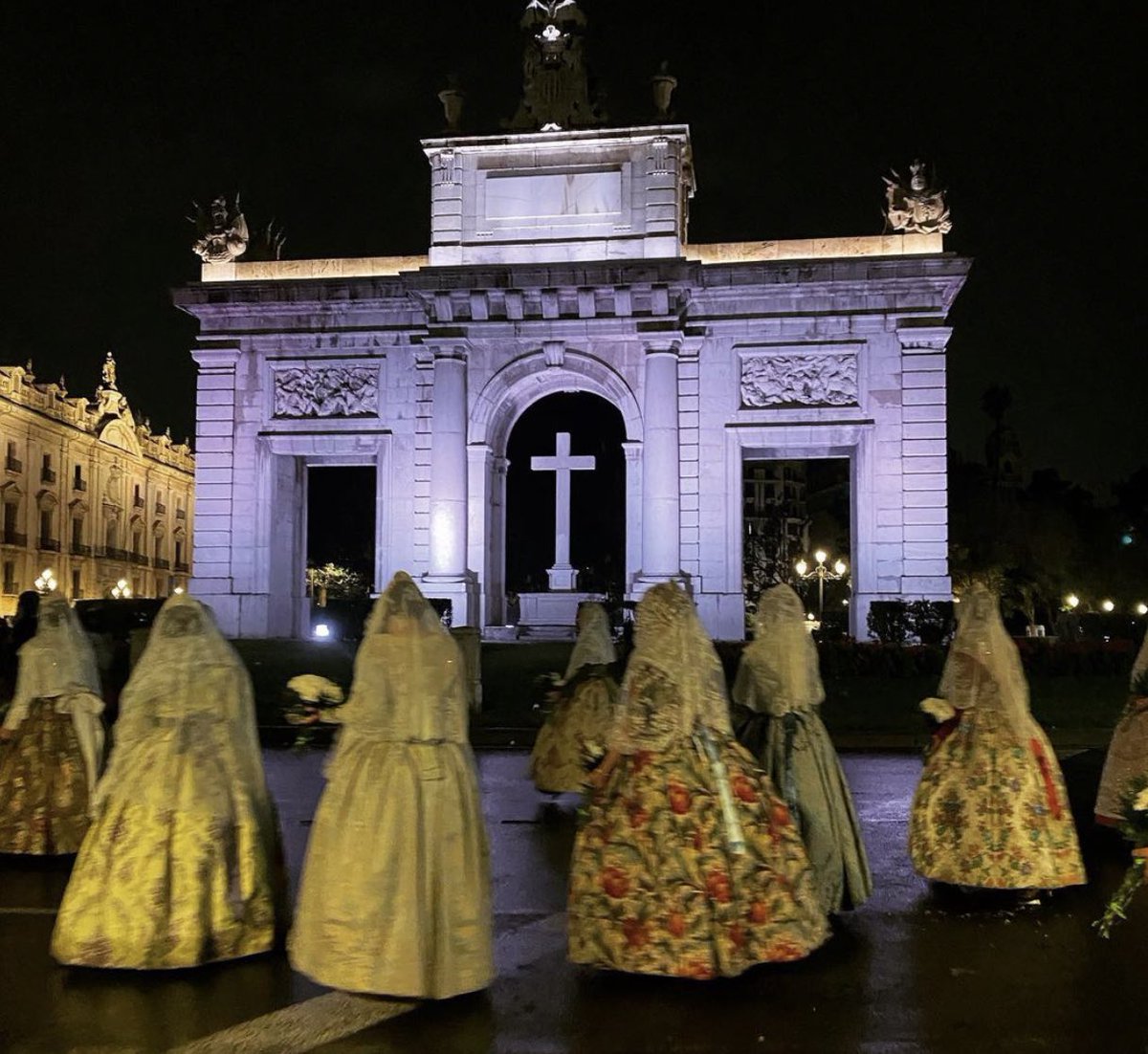 FallaAlameda1's tweet photo. Momentos de la ofrenda a la Virgen de los Desamparados #tornarasentir_nos #falles22 #falladelesarts #ofrenda22 #fallaalameda https://t.co/rrZQl2tLzO