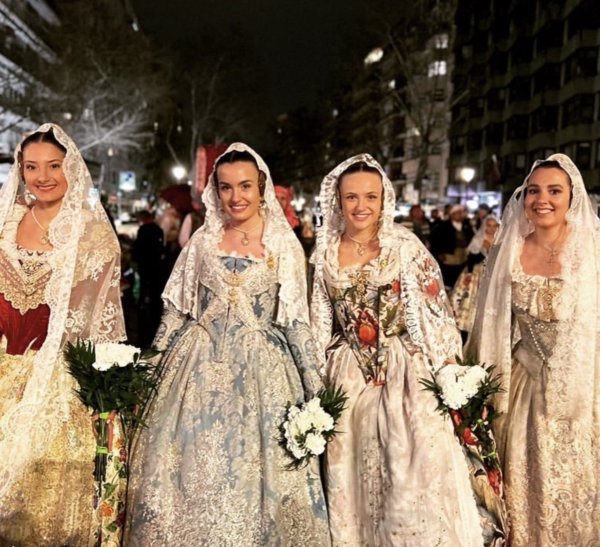 FallaAlameda1's tweet photo. Momentos de la ofrenda a la Virgen de los Desamparados #tornarasentir_nos #falles22 #falladelesarts #ofrenda22 #fallaalameda https://t.co/rrZQl2tLzO