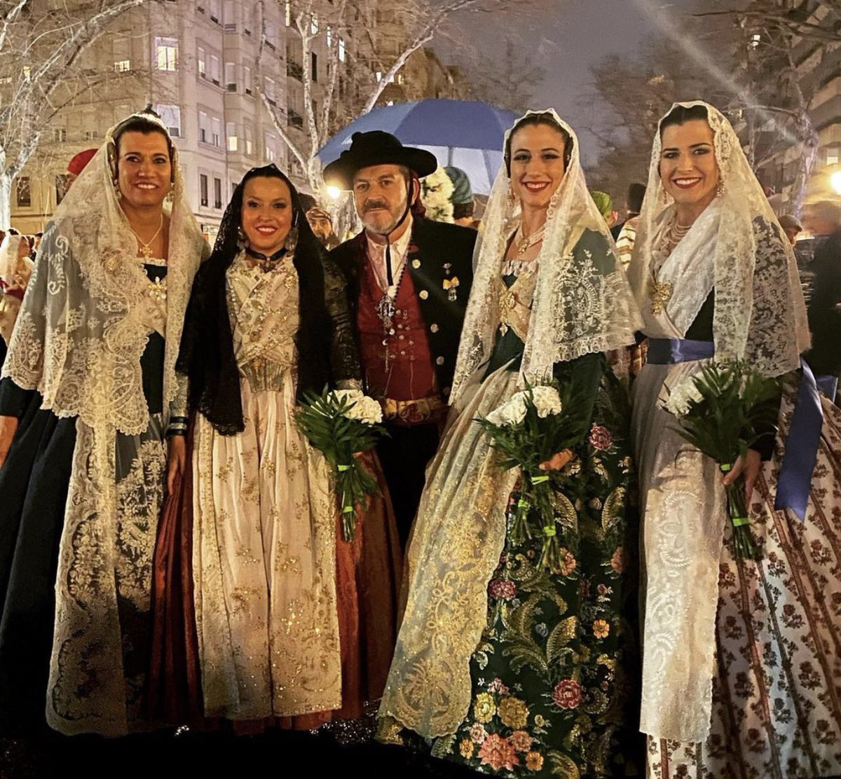 FallaAlameda1's tweet photo. Momentos de la ofrenda a la Virgen de los Desamparados #tornarasentir_nos #falles22 #falladelesarts #ofrenda22 #fallaalameda https://t.co/rrZQl2tLzO