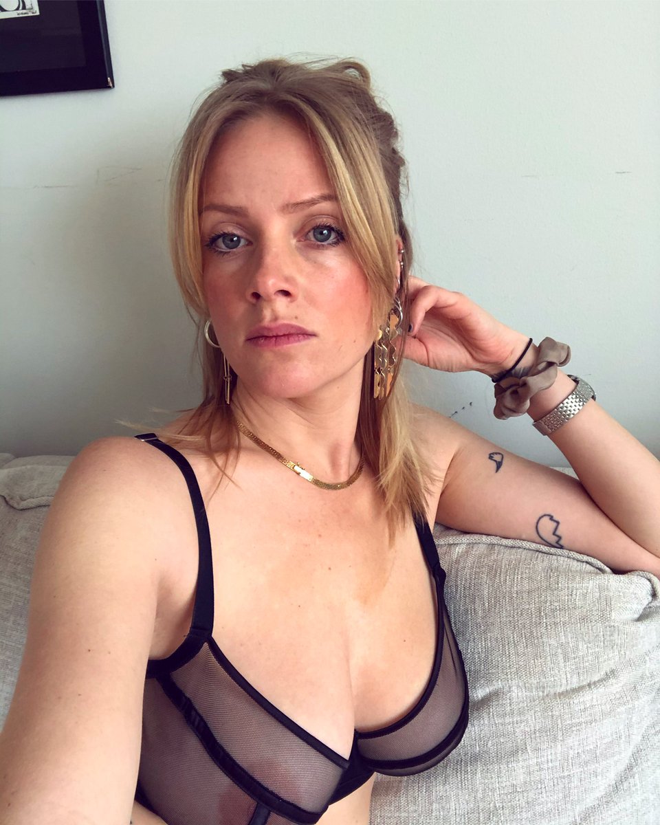 allofsimone's tweet photo. ❤️❤️❤️🌟

Goodnight babes, miss u

#Sundaynight #lingeriehaul #goldenearrings #cute #nicegirl https://t.co/L3b7ZABa4Z