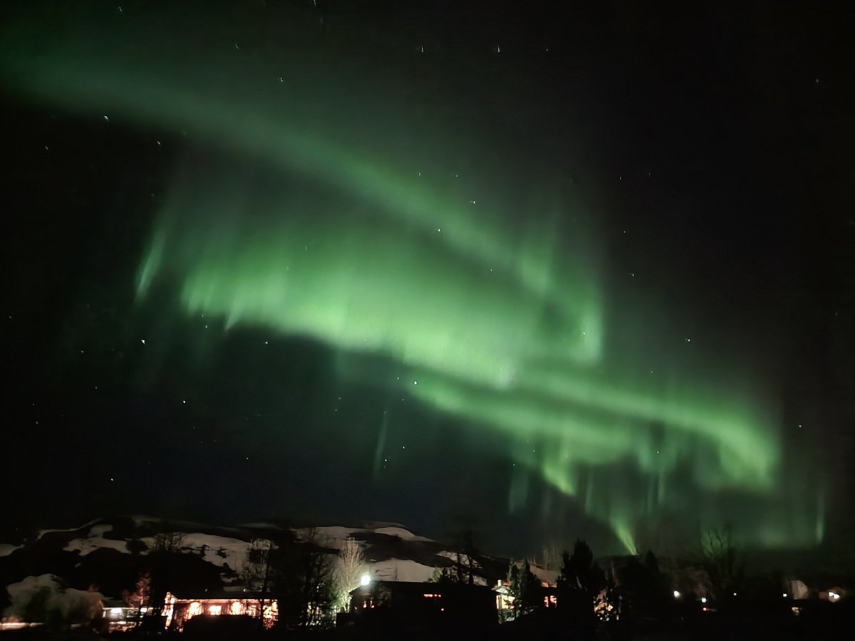 Það er frost úti og ég stóð á náttsloppnum með blautt hárið og góndi uppí himininn. Worth it. Forréttindi að búa hérna.