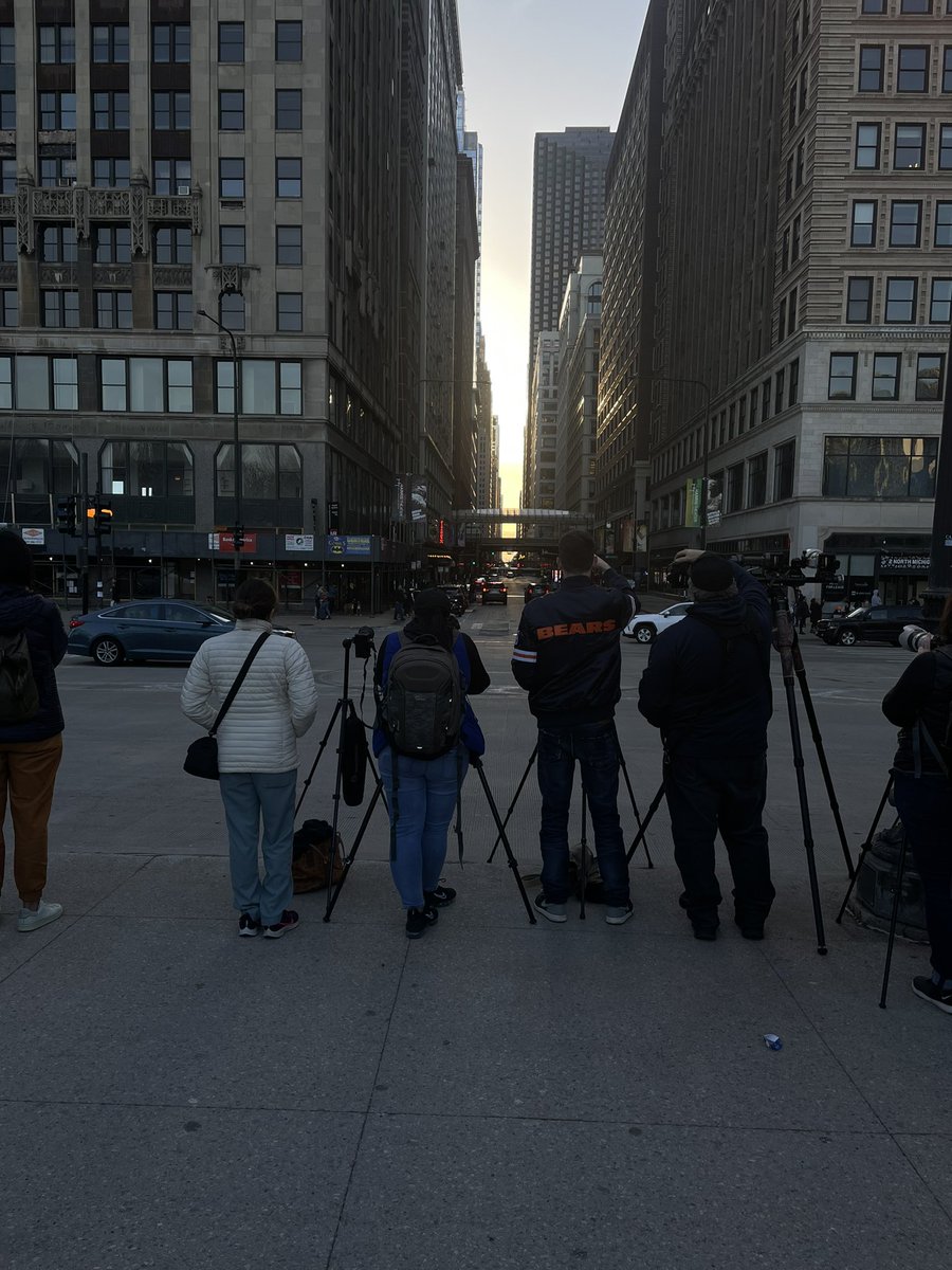 mayaya16's tweet photo. Waiting for the best pic #chicago #madisonst #chicagohenge https://t.co/tFwwIHHjNx