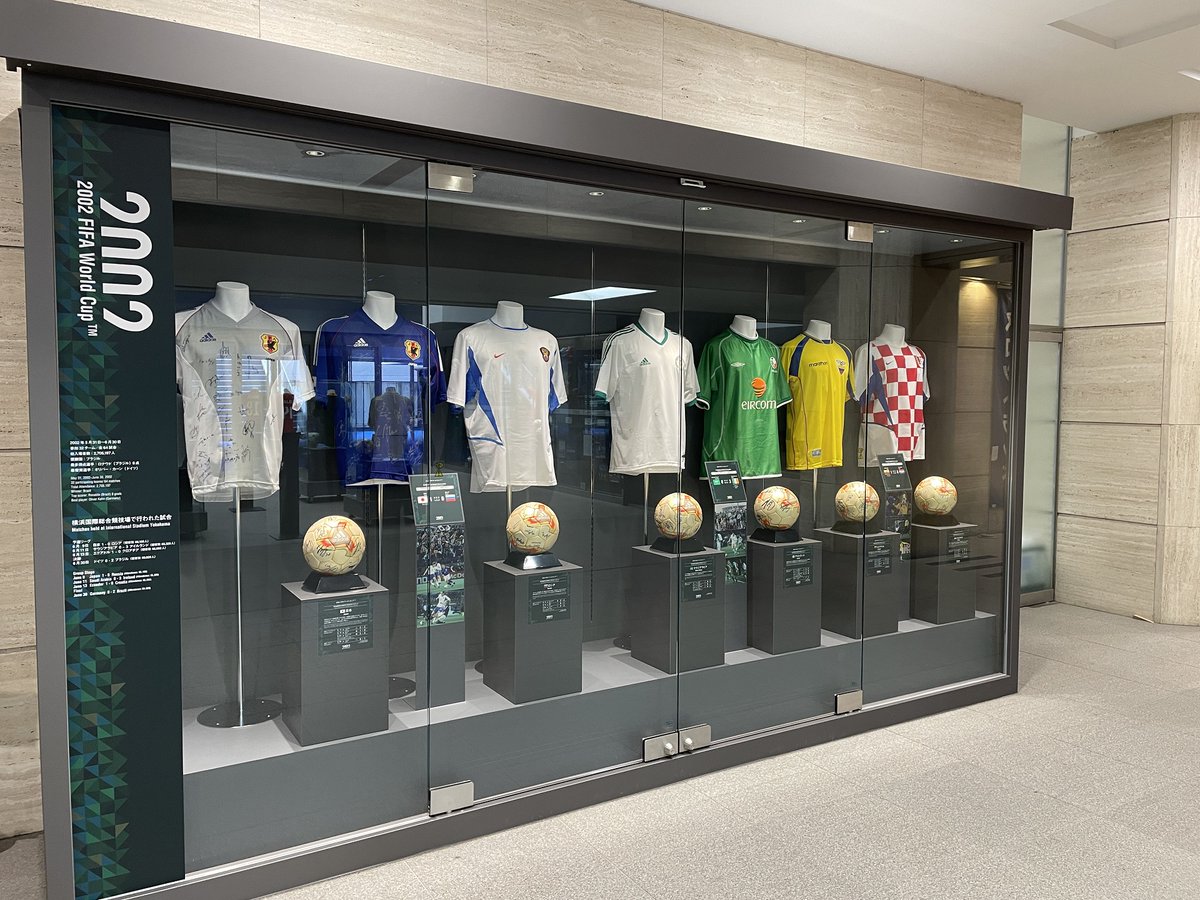 新横浜公園 日産スタジアムからのお知らせ スタジアムツアーをリニューアルオープンします 02 19 の国際三大大会を中心としたサイン入りユニフォームの他に スタジアムで行われたコンサートのサイン入りグッズも展示しています