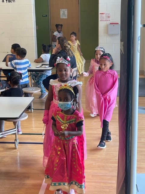 WalnutCreekES's tweet photo. All smiles at our Letterland Parade! #PeterPuppy #QuarrelsomeQueen #ZigZagZebra #VickyViolet https://t.co/X7nE5hh3Dk