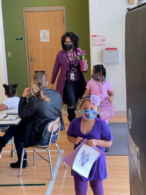WalnutCreekES's tweet photo. All smiles at our Letterland Parade! #PeterPuppy #QuarrelsomeQueen #ZigZagZebra #VickyViolet https://t.co/X7nE5hh3Dk