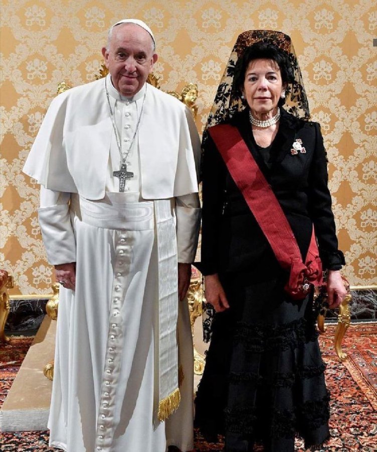 FonsiLoaiza's tweet photo. Esta es la última ministra de educación en España. Isabel Celaá vestida con mantilla y peineta. Será la nueva embajadora de España en el Vaticano por más de 250.000 euros. Tiene un patrimonio de 1,5M€. https://t.co/ZzO2rIHPgX