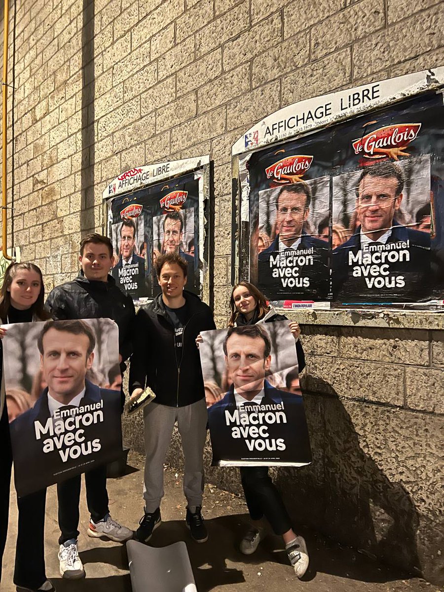 lesjem69's tweet photo. ⏱️H59 et H60

Pour que notre candidat soit visible par tous et toutes, nous nous sommes de nouveau lancés dans un collage nocture au coeur de Lyon, mais également à Genas et Chassieu !

#69H #AvecVous #Macron2022 https://t.co/yo4cjQEbs6