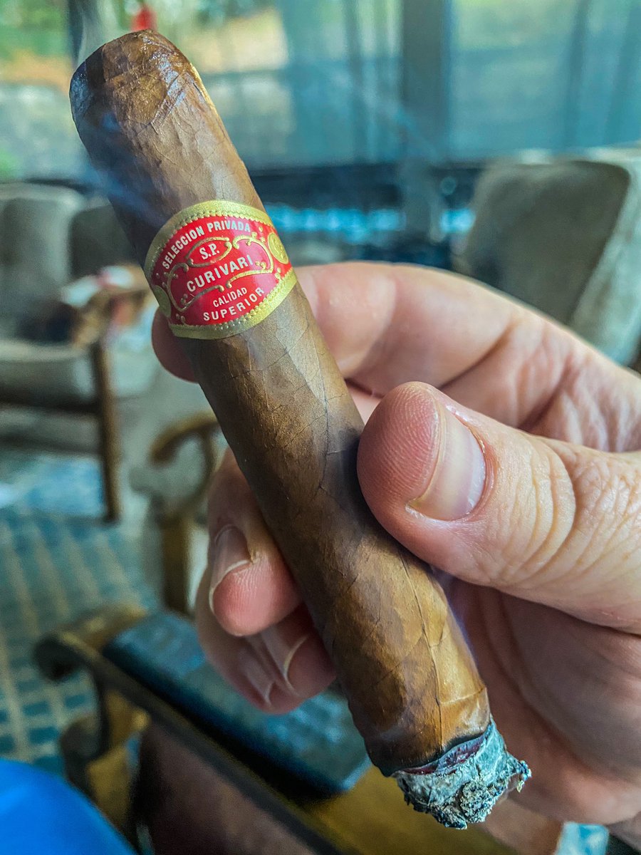 stogiedad's tweet photo. Wow, it feels great outside. While my daughter is at practice I am enjoying a @CurivariCigars Seleccion Privada before going to get her. Still my favorite blend #Curivari makes and that is saying something. So freaking good! #nowsmoking #CigarLife #watchoftheday https://t.co/CI2ZNiHdOb