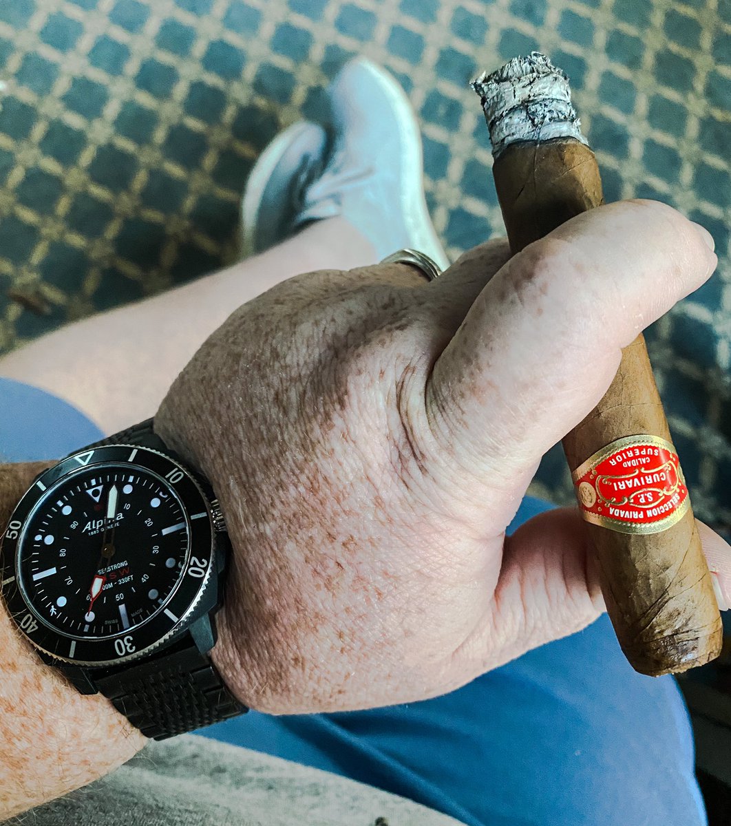 stogiedad's tweet photo. Wow, it feels great outside. While my daughter is at practice I am enjoying a @CurivariCigars Seleccion Privada before going to get her. Still my favorite blend #Curivari makes and that is saying something. So freaking good! #nowsmoking #CigarLife #watchoftheday https://t.co/CI2ZNiHdOb