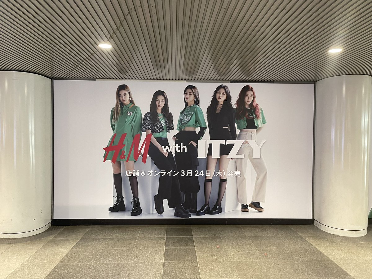 _chaery11's tweet photo. まってまって朝から叫んでしまった😭😭😭
渋谷駅の田園都市線、半蔵門線の改札にH&amp;MのITZYのめちゃくちゃ大きい広告出てる😭🤍🤍🤍🤍🤍
ここ人いっぱいだけど早朝だったから誰もいなくて写真撮れたからみんなに共有🥲❕❕❕
可愛すぎて涙出てくる🥲🥲🥲 https://t.co/dDfEyf05NM
