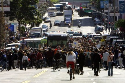 leftinthebay's tweet photo. 19 years ago, Mar 20 2003, tens of thousands of people took to the streets of San Francisco to protest America's invasion of Iraq, which had begun that day. Police made around 1500 arrests as demonstrators disrupted traffic across the city in dozens of coordinated actions https://t.co/YtrKVVekdd