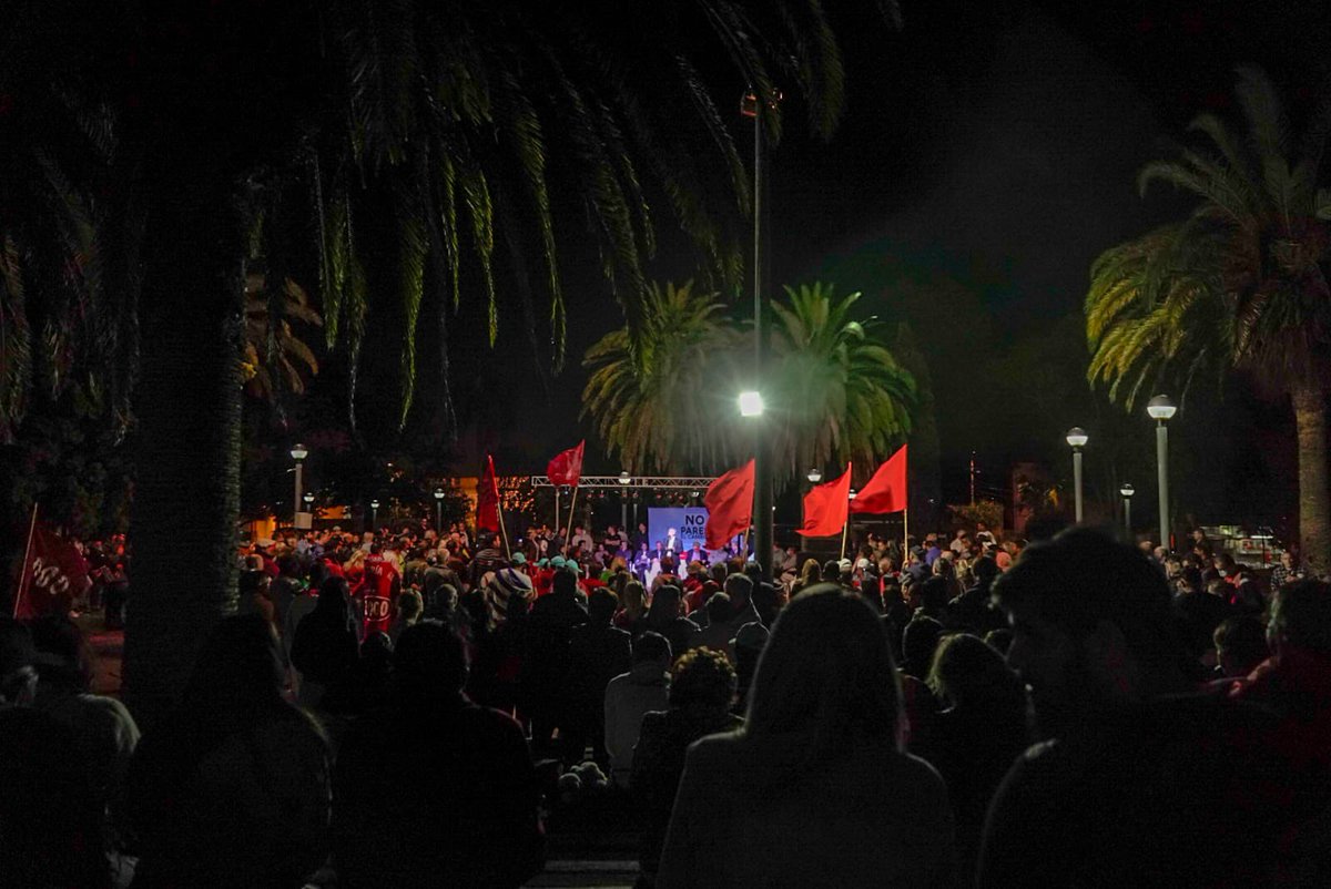 PartidoColorado's tweet photo. Gran acto esta noche en #Rivera que confirma el camino de esfuerzo y convicción con el que recorrimos cada departamento defendiendo los cambios impulsados en el compromiso por el país y plasmados en la LUC. El 27 de marzo gana el NO. #NoParesElCambio https://t.co/dxiQDwW991