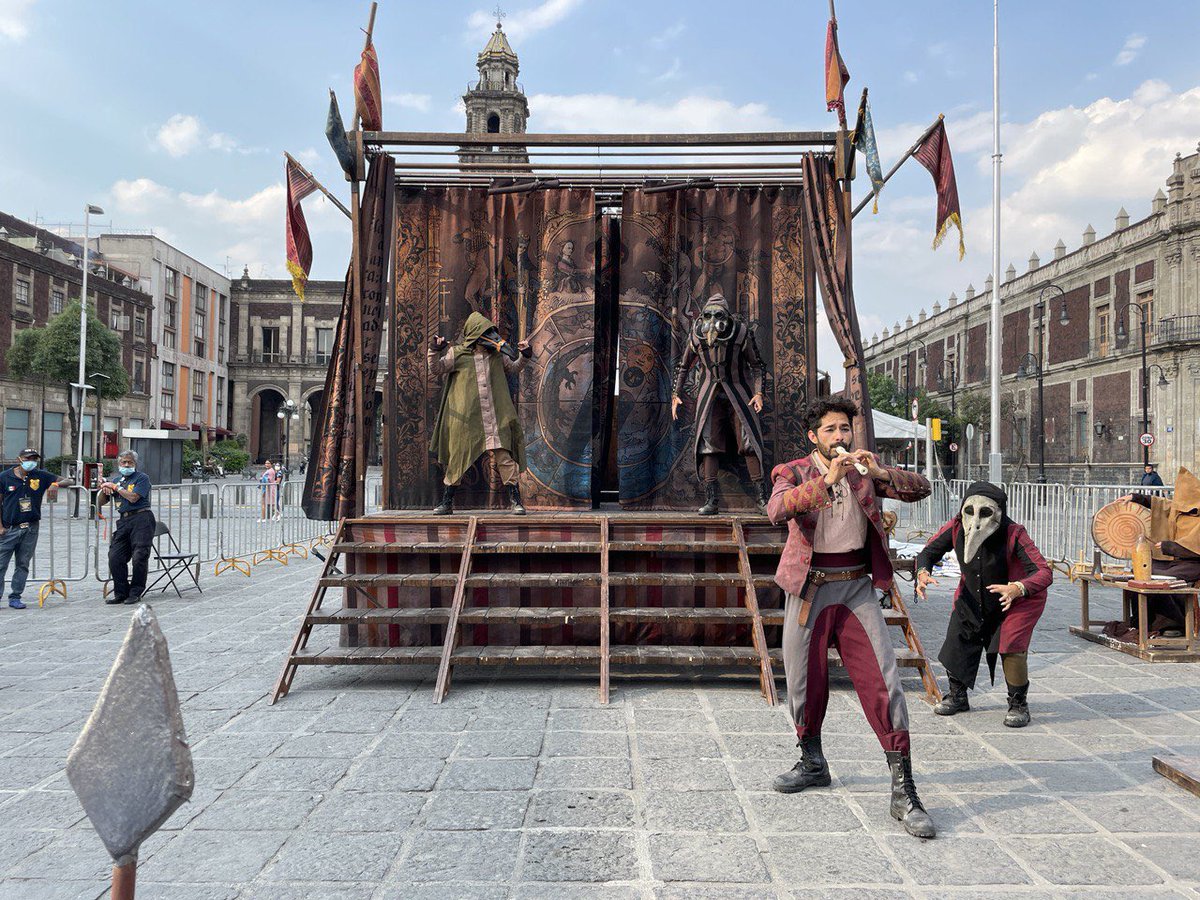 En Plaza de Santo Domingo, en el #CentroHistórico, asistentes del #FestivalDePrimavera 🌺 disfrutan de una función de Teatro en calle: El Sendebar. “La cruzada de una fémina ilustrada”, por el Carro de Comedias de la <a href="/UNAM_MX/">UNAM</a>. 
¡Ven y disfruta de la programación de hoy y mañana!