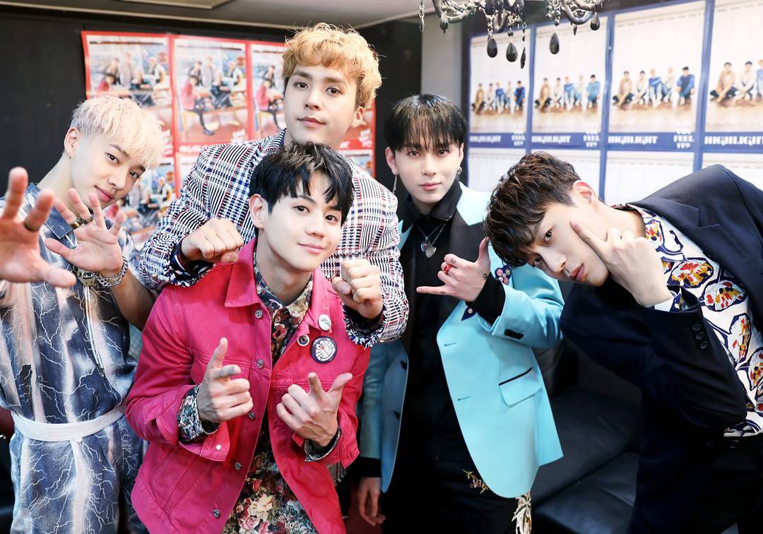 Yangyo_Pin's tweet photo. ไม่น่าเชื่อว่าครบ5ปีแล้ว เพราะความทรงจำเกี่ยวกับ #하이라이트 เรายังจำทุกอย่างได้ชัดเจน ตั้งแต่ตั้งค่าย ตั้งชื่อวง ส่งประกวดชื่อแฟนด้อม ทุกอย่างตอนนั้นมันดูขรุขระแล้วก็อิหยังวะไปหมด แต่สุดท้ายพวกเราก็ยังอยู่กับ #HIGHLIGHT ทุกคนตรงนี้❤️ #5YearsWithHighlight
#영원히_우리가_비춰줄게 https://t.co/zhLur1db5I