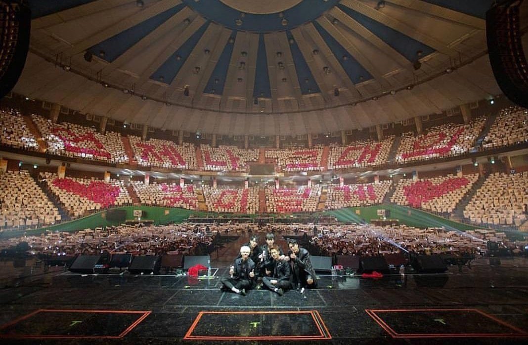 Yangyo_Pin's tweet photo. ไม่น่าเชื่อว่าครบ5ปีแล้ว เพราะความทรงจำเกี่ยวกับ #하이라이트 เรายังจำทุกอย่างได้ชัดเจน ตั้งแต่ตั้งค่าย ตั้งชื่อวง ส่งประกวดชื่อแฟนด้อม ทุกอย่างตอนนั้นมันดูขรุขระแล้วก็อิหยังวะไปหมด แต่สุดท้ายพวกเราก็ยังอยู่กับ #HIGHLIGHT ทุกคนตรงนี้❤️ #5YearsWithHighlight
#영원히_우리가_비춰줄게 https://t.co/zhLur1db5I