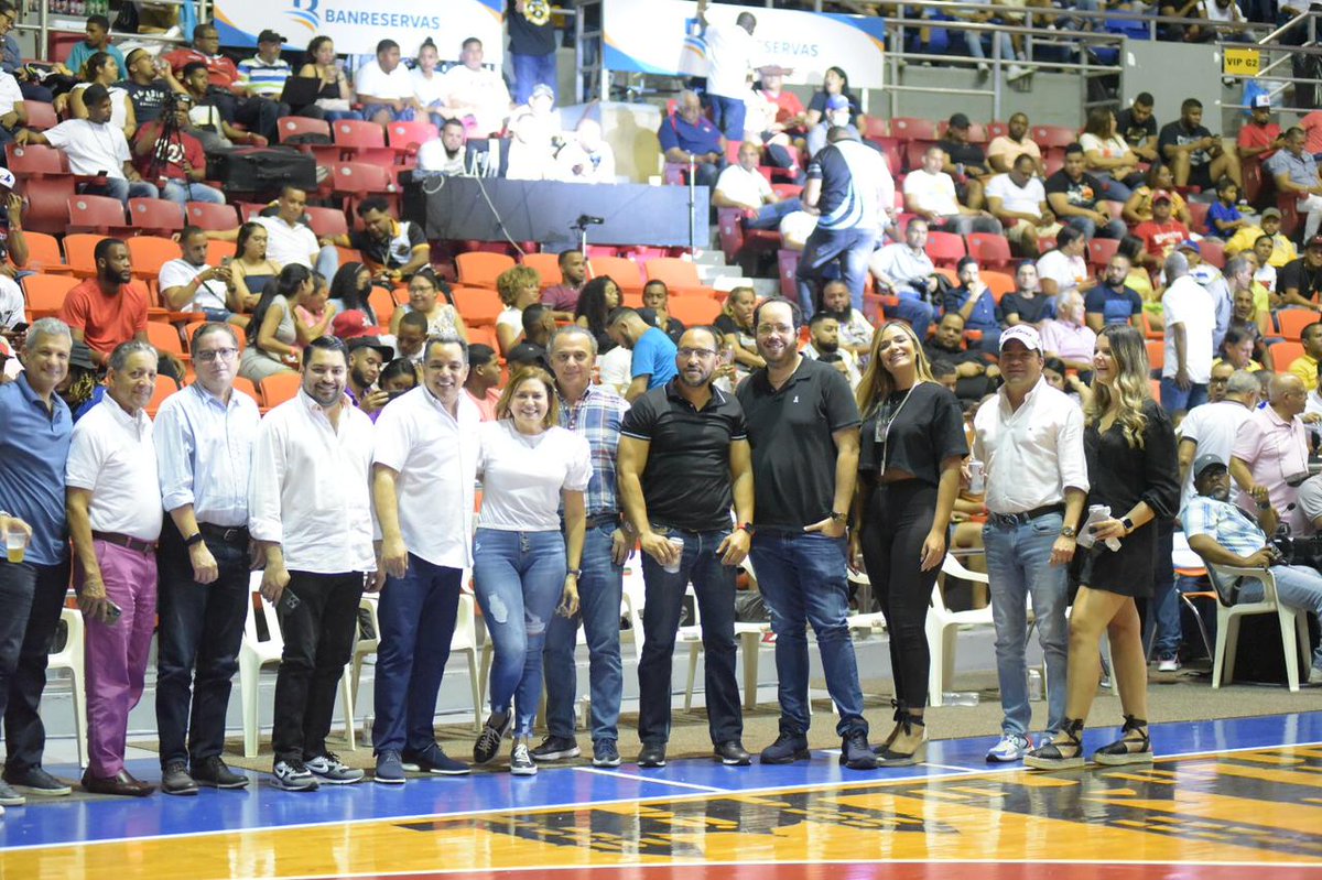 AguilaPica's tweet photo. Apoyando el mejor basket 🏀 de Santiago @Abasaca2017, retiro del #10 del Rey Marlon Martinez #ClubSameji https://t.co/HXFwYPfR7F
