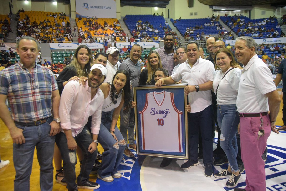 AguilaPica's tweet photo. Apoyando el mejor basket 🏀 de Santiago @Abasaca2017, retiro del #10 del Rey Marlon Martinez #ClubSameji https://t.co/HXFwYPfR7F