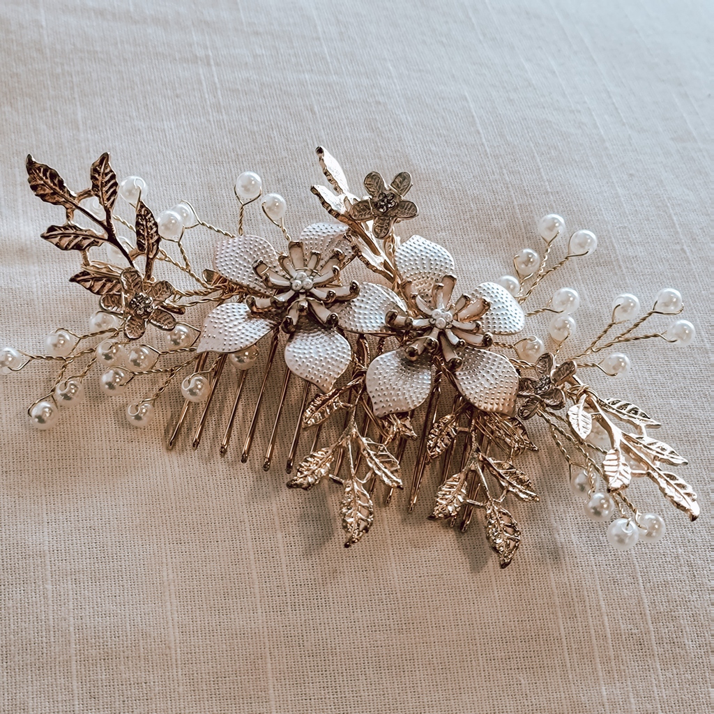 strutbridal's tweet photo. How beautiful are these Bridal Hair pin designs?! π
The right bridal accessory can enhance your entire bridal look. #bridalhairpiece #weddingheadpiece #perfectlystyled #bridalcrown #bejewledcrown #azbride #azbrides #arizonabride #hairpins #bridalcrown #brideshop https://t.co/l3iKIt5LsJ