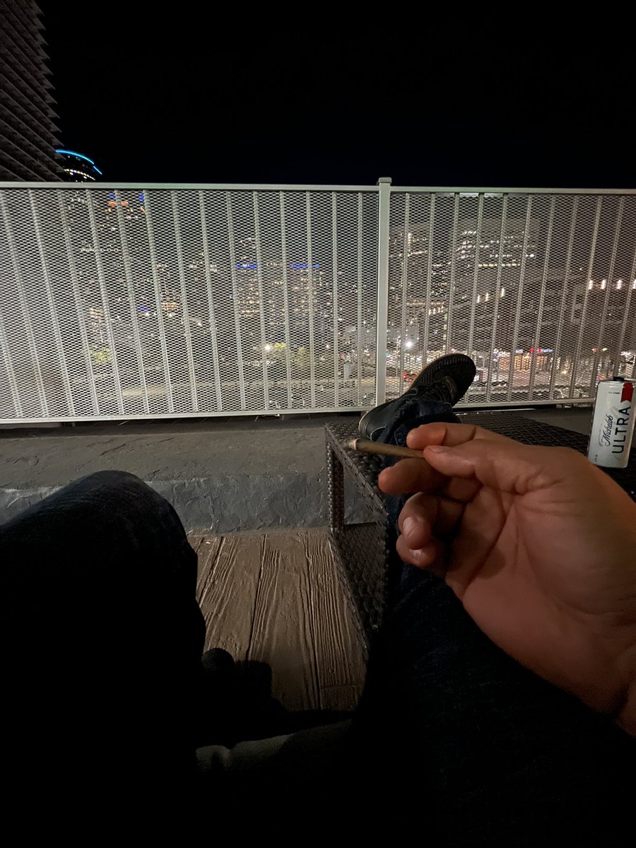 vicc_27's tweet photo. Drankin n Smokin #houstonviews https://t.co/SGa7XTyQ4t