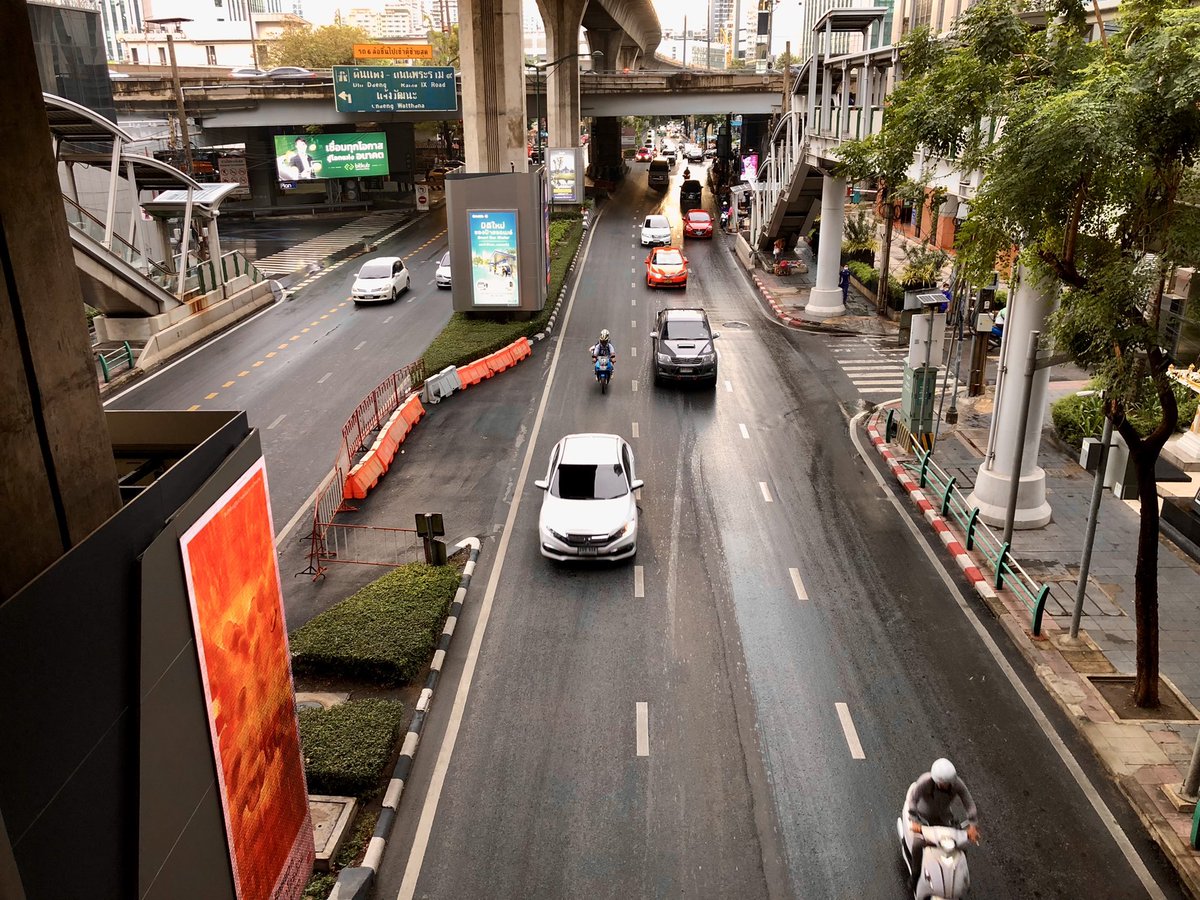 9neng's tweet photo. 7:14 การจราจรขาเข้าบริเวณสถานีรถไฟฟ้าเพลินจิต @js100radio @fm91trafficpro https://t.co/NaPCQdruMt