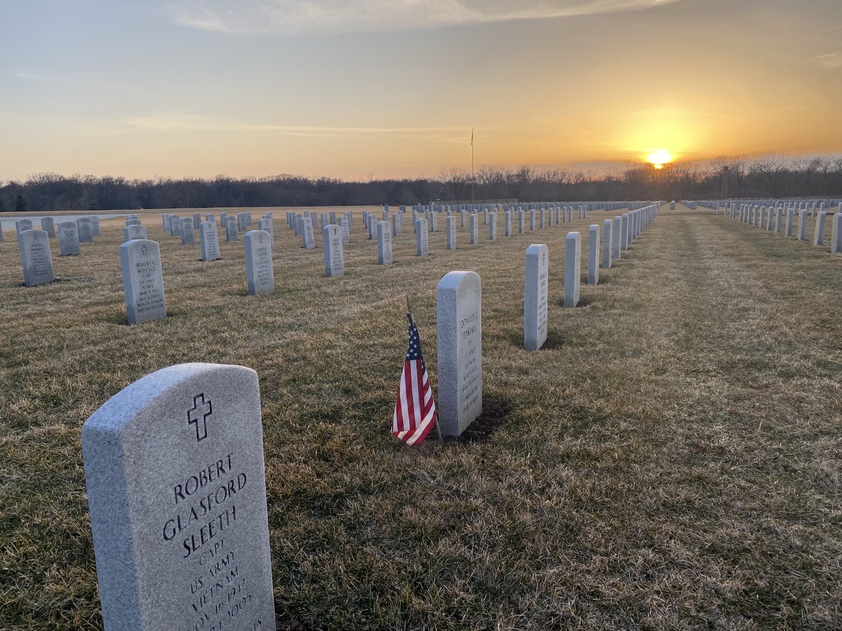 BobFiorettiChi's tweet image. Sunset at the Abraham Lincoln National Cemetery. Save the cemetery. Signed the petition. Stopnorthpoint.com #Vets #Veterans