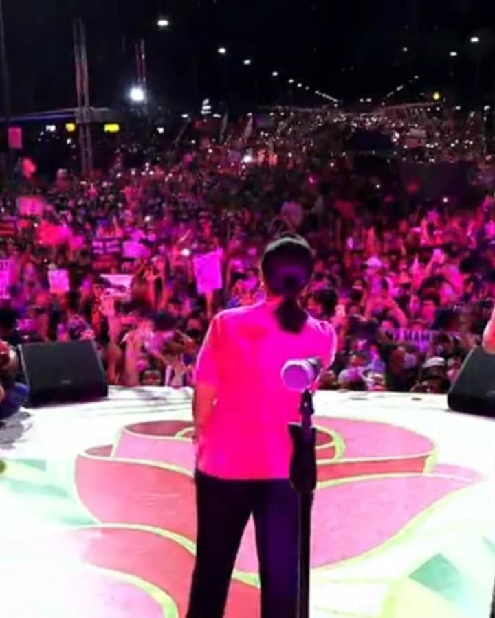 francbeingfrank's tweet photo. Karangalan ang makatulong sa pangangampanya ni VP @lenirobredo 

Gawa ko yung rose illustration sa ramp! Biglaan, pinagpuyatan, walang bayad, pero masaya kong ginawa,  kasi alam kong asa tama kami!

Let's all do our part. TARA, IPANALO NA NATIN 'TO! #LENIKIKO2022 #PASIGLABAN https://t.co/ZxiVa8voEQ