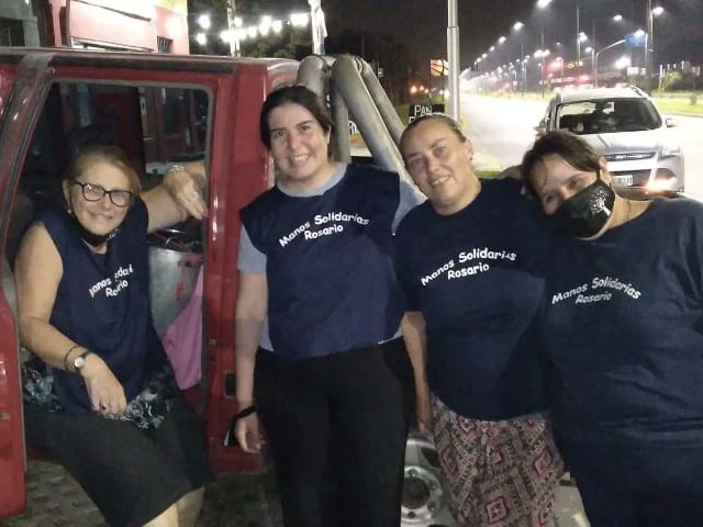 📢 Como cada semana Manos Solidarias Rosario, recorrió distintos puntos de la ciudad.. Entregando raciones de comida caliente, un abrigo, una frazada y sobre todo: una escucha atenta y desinteresada, a gente en situación de calle.
Nada de esto sería posible sin ustedes! Gracias🥰