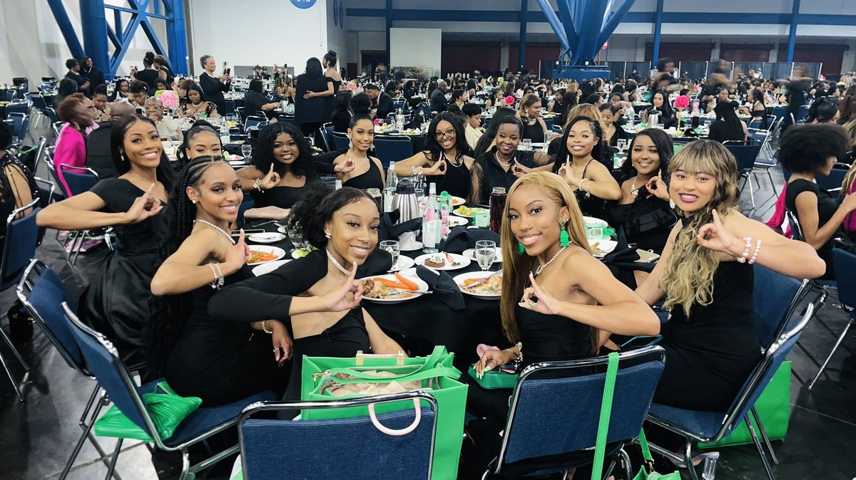 UNT_AKAs's tweet photo. The Epsilon Mu Chapter of Alpha Kappa Alpha Sorority, Incorporated had the pleasure of attending Undergraduate Roundup and The 90th South Central Regional Conference in Houston, Texas this past week!💖💚
#AKA1908 #EM #90thSCRC #SCRC2022 https://t.co/wN8yCq26gg