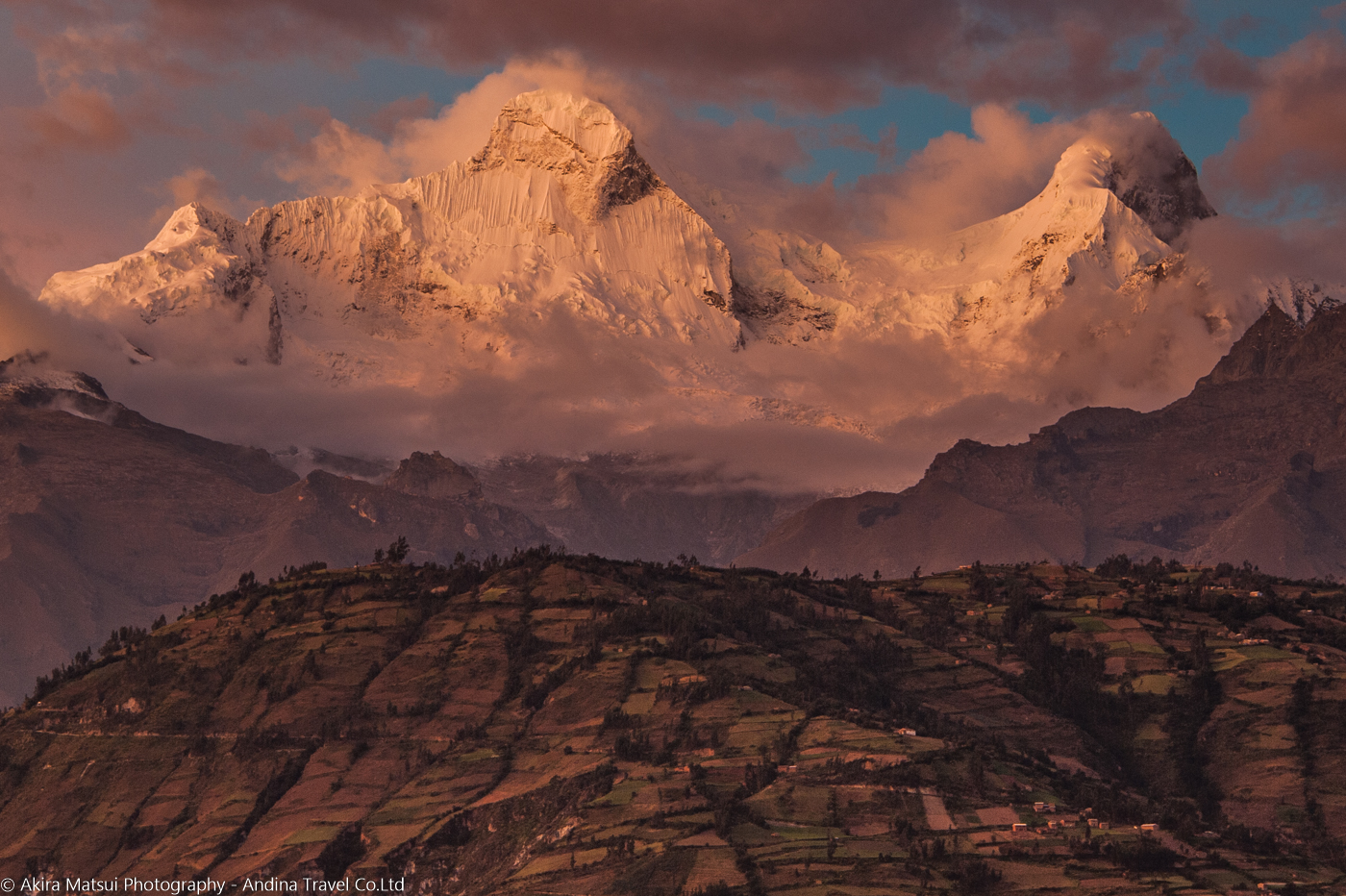 松井章 写真事務所 南米アンディーナトラベル ペルー アンデスの名峰ワンドイと里山風景 アンデス山脈の中でも ひときわ高く荒々しく6000m峰がそびえるブランカ山群 ユンガイ村からの景色は特に美しく 名峰ワンドイ 6368m とともに人々の生活風景 松井章 写真事務所 南米アンディーナトラベル ペルー アンデスの名峰ワンドイと里山風景 アンデス山脈の中でも ひときわ高く荒々しく6000m峰がそびえるブランカ山群 ユンガイ村からの景色は特に美しく 名峰ワンドイ 6368m とともに人々の生活風景