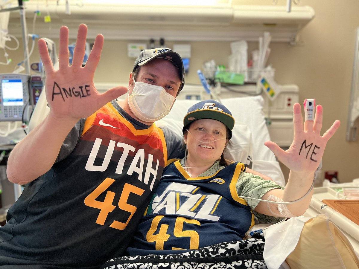 Applefox13's tweet photo. Watchin’ from Huntsman ICU with my sister! She is a fighter! #fiveforthefight
Big thanks to @huntsmancancer for all their research to save lives AND for carrying #jazztv in all patient rooms! #lesolsonit https://t.co/3JG7lTf6Px