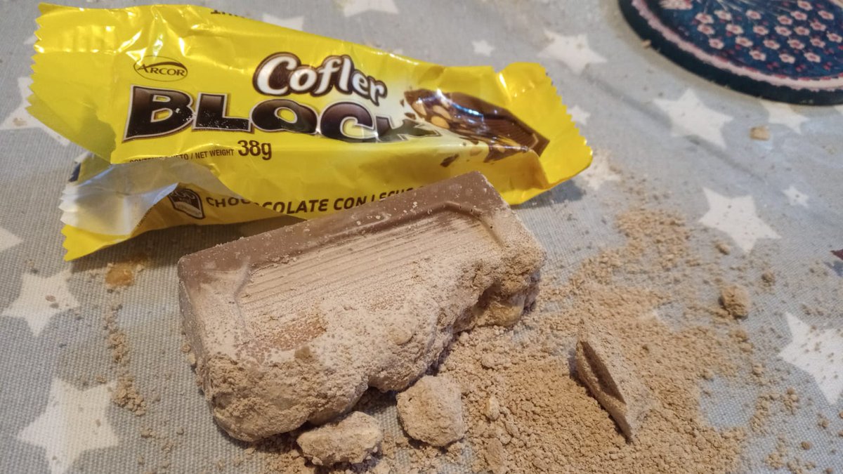 jorgenomefui's tweet photo. Hola @arcor, compré un chocolate hace un rato en un kiosko de Av. Corrientes, CABA, y al abrirlo me encuentro esto ¿me contactarían así se lo pueden llevar? parece barro viejo seco https://t.co/yY2bTE9Ott