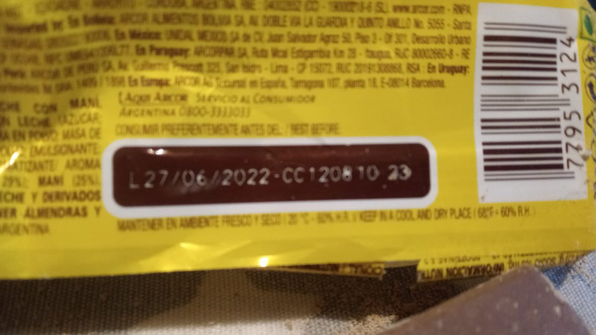 jorgenomefui's tweet photo. Hola @arcor, compré un chocolate hace un rato en un kiosko de Av. Corrientes, CABA, y al abrirlo me encuentro esto ¿me contactarían así se lo pueden llevar? parece barro viejo seco https://t.co/yY2bTE9Ott