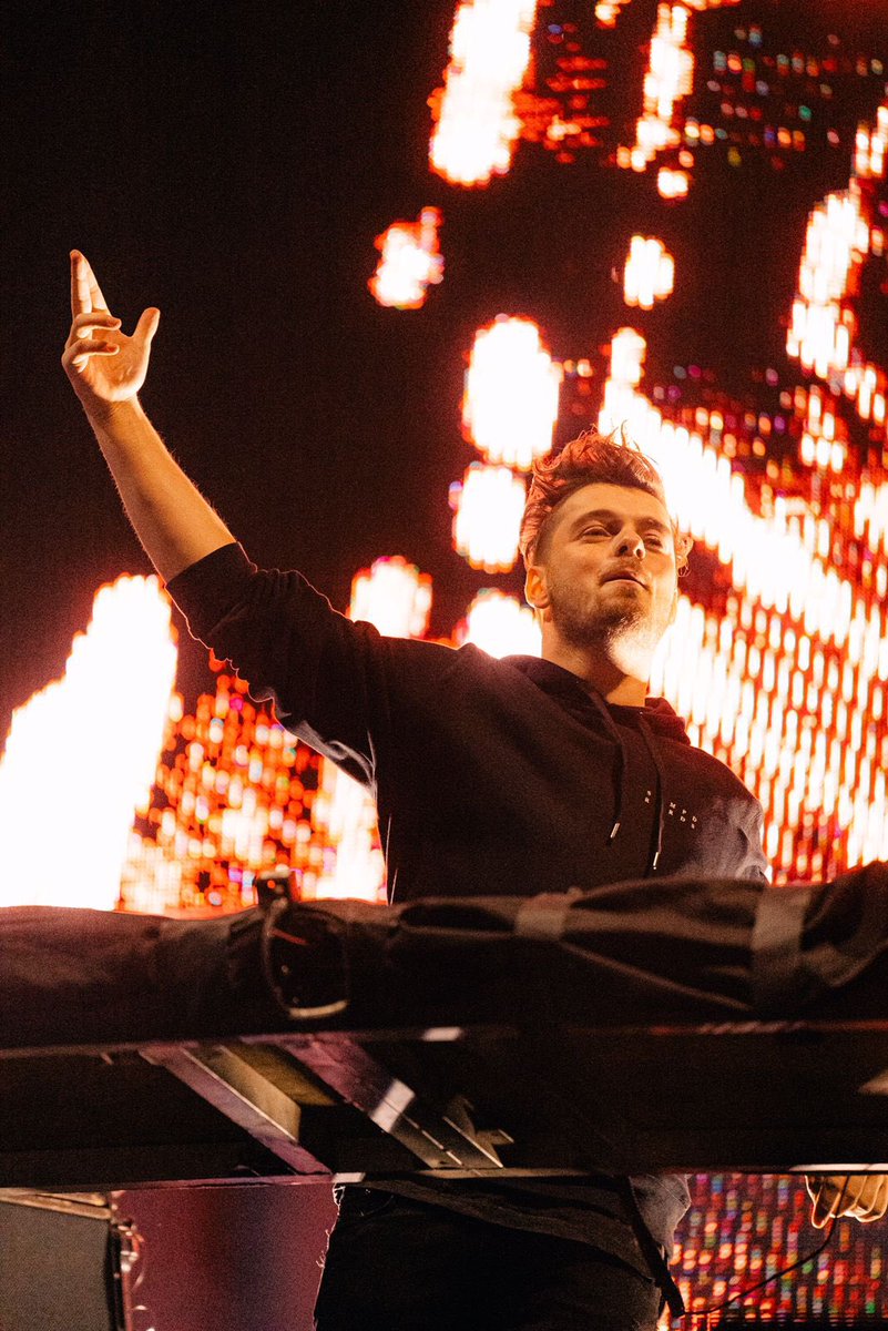 lollapaloozaar's tweet photo. No podíamos terminar de otra manera 🤪 a puro baile con @MartinGarrix 
#LollaAr https://t.co/B8eguOKfS4