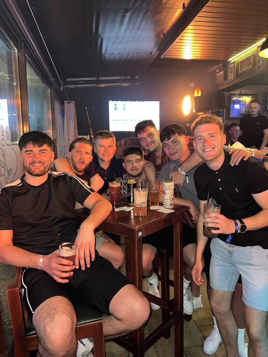 ArleseyTown's tweet image. The A town are flying but the Pirates are sinking, good job we got a plane here and not on their ship @PirateGossip #Topoftheleague #Portugal